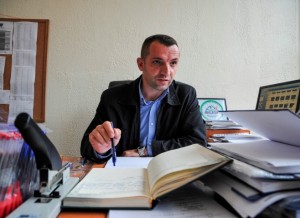 Jusuf Hodza, drejtori i shkollës fillore të Restilicës | Foto nga : Atdhe Mula