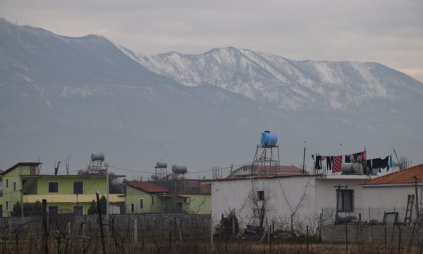 Qyteti i Kamzës me vargmalin në sfond | Foto nga : Ivana Dervishi