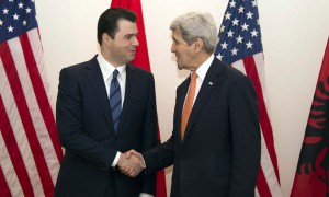 Sekretari i Shtetit i SHBA-ve John Kerry dhe kryetari i Partisë Demokratike në opozitë Lulzim Basha në Tiranë më 14 shkurt 2016. Foto: Malton Dibra/LSA
