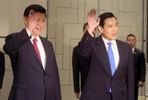 Presidenti kinez Xi Jinping, majtas, dhe presidenti i Tajvanit, Ma Ying-jeou, djathtas, paas takimit më 7 nëntor 2015, në Singapor. Foto: Beta/ (AP Photo/Joseph Nair)