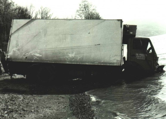 Kamioni frigorifer me 86 trupa të vdekurish në lumin Danub në prill 1999. Foto: Ministria e Brendshme Serbe.