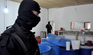 Forca te Policise, duke ruajtur ambientet e laboratorit te kokaines qe u zbulua diten e djeshme nga policia ne Fushe Labinot te Elbasanit. Pas ketij operacioni jane arrestuar 12 persona, 10 nga Shqiperia dhe 2 nga Kolumbia.