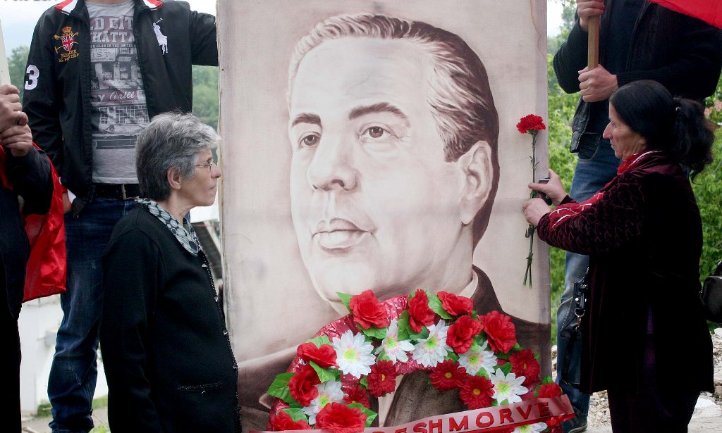 Mbeshtetes te Partise Komuniste me portret te diktatorit Enver Hoxha, te cilet nuk jane lejuar nga Garda e Republikes te marrin pjese ne homazhet ne Varrezat e Deshmoreve me rastin e 5 Majit. | Foto nga : Ildir Abazi/LSA