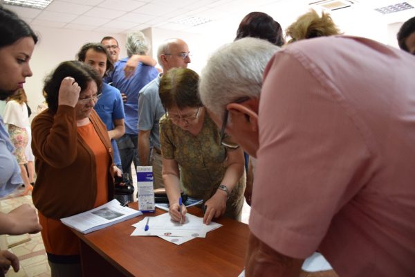 Shkenctarët firmosin kërkesën për ndalimin e HEC-eve në Vjosë | Foto nga : Ivana Dervishi