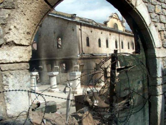 Trazirat e marsit në Kosovë në vitin 2004 lanë rreth 150 kisha serbe të shkatërruara. Foto: Facebook/Sava Janjic
