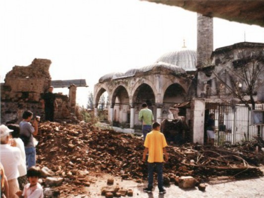Xhami në qytetin e Gjakovës në Kosovë e shkatërruar nga forcat serbe në vitin 1999. Foto: Interfaith Kosovo