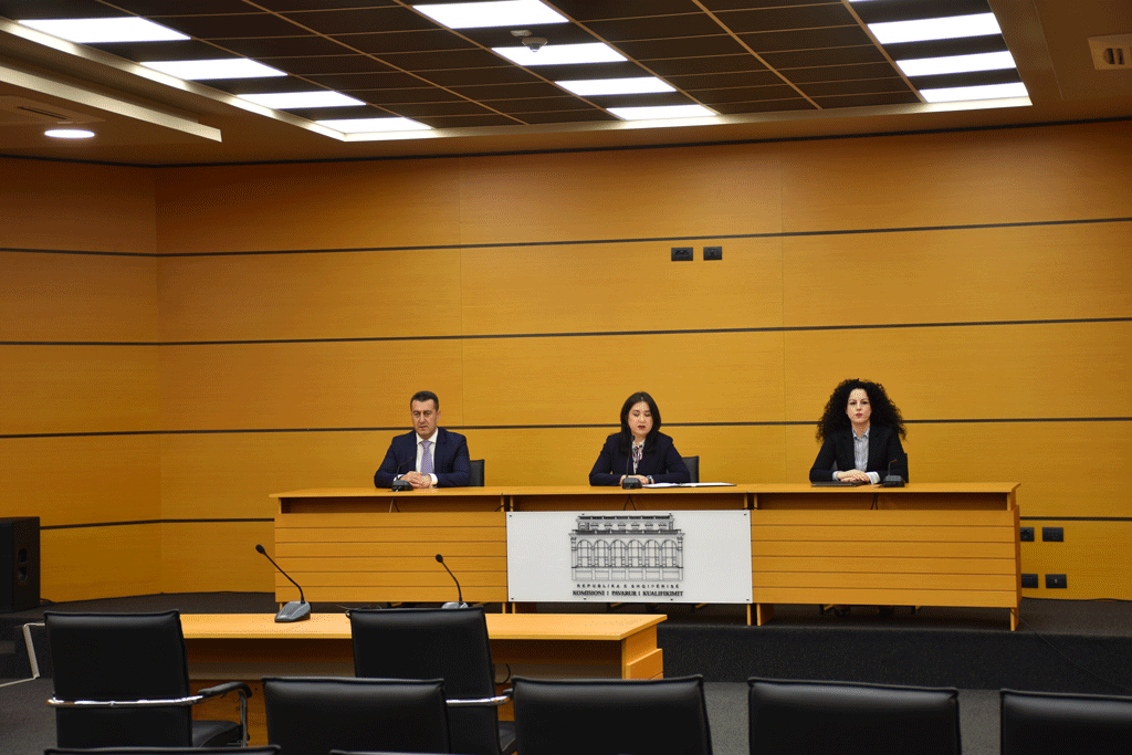 Trupa gjyqësore e Kolmisionit të Pavarur të Kualifikimit, Xhensila Pine, (qendër), Olsi Komici dhe Brunilda Bekteshi në seancë në 2 Mars 2020. Foto: BIRN