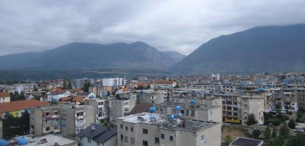 Pamje e përgjithshme nga qyteti i Kukësit ku dallohen depozitat e pallateve. Foto: BIRN