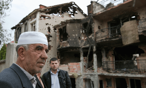 Banorët vizitojnë lagjen e luftimeve në Kumanovë mëngjesin e 11 majit 2015. (AP Photo/Visar Kryeziu)