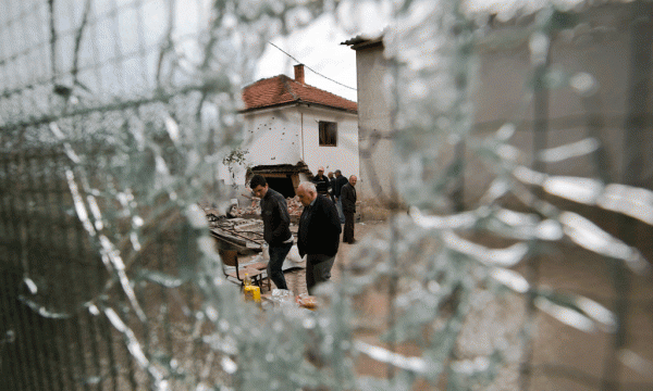 Banorët vizitojnë lagjen e luftimeve në Kumanovë mëngjesin e 11 majit 2015. (AP Photo/Visar Kryeziu)