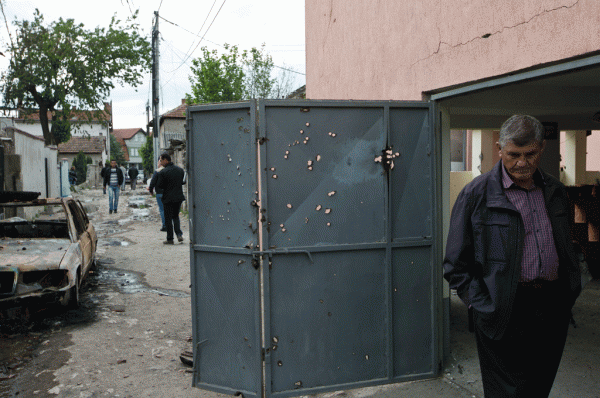 Banorët vizitojnë lagjen e luftimeve në Kumanovë më 11 maj 2015. (AP Photo/Visar Kryeziu)