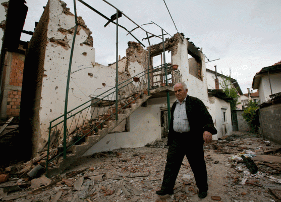 Sylejman Jashari viziton lagjen e tij të rrënuar pas një dite luftimesh mes policisë dhe një grupi të armatosur në qytetin e Kumanovës mëngjesin e 11 majit 2015. (AP Photo/Visar Kryeziu)