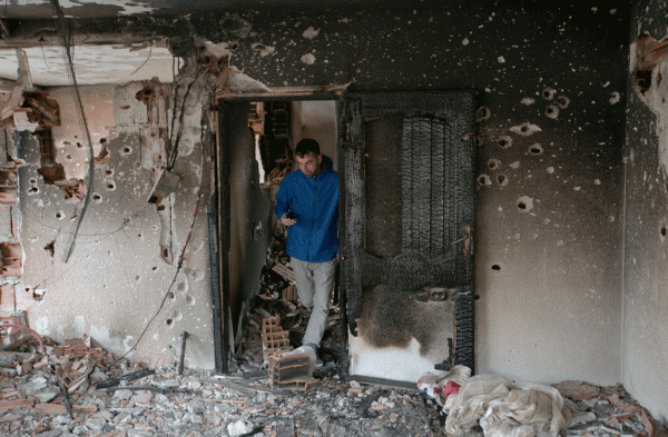 Një banor inspekton dëmet në shtëpitë e lagjes së shqiptarëve në Kumanovë më 11 maj 2015. (AP Photo/Visar Kryeziu)