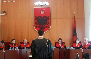 Kryetari i Gjykatës Kushtetuese Bashkim Dedja, anetarët Vladimir Kristo dhe Sokol Berberi, gjatë një seance gjyqësore në Gjykatën Kushtetuese | Foto nga : LSA