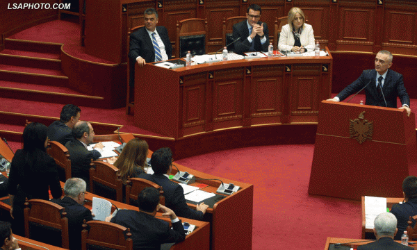 Kryetari i Kuvendit, Ilir Meta, duke folur në Kuvendin e Shqipërisë më 26 mars 2015 kur u miratua heqja e imunitetit të dy deputetëve, Tom Doshi dhe Mark Frroku. Ky vendim i hap rrugen kerkeses se Prokurorise se Pergjithshme per dhenien e autorizimit per arrestimin e dy deputeteve, te akuzuar "per deshmi te rreme". Foto: LSA / Malton Dibra