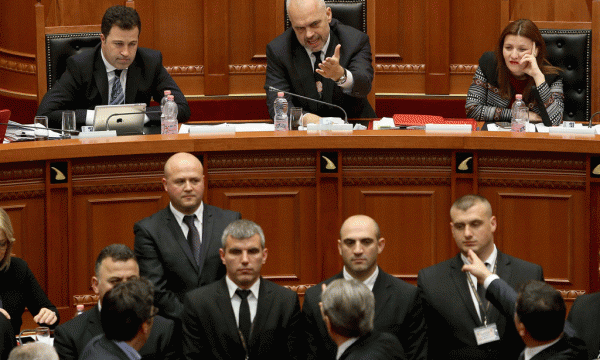 Ish kryeministri Sali Berisha, Kryetari i Kuvendit, Ilir Meta dhe Kryeministri Edi Rama, duke debatuar gjate një seance parlamentare, ku opozita ka bllokuar foltoren duke kërkuar dorëheqjen e Kryetarit të Kuvendit, Ilir Meta, pas akuzave te deputetit Tom Doshi më 5 mars 2015. FOTO: LSA / GENT SHKULLAKU