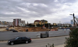 Punime për ndërtimin e një kompleksi pallatesh, pranë digës së Liqenit Artificial në Tiranë | Foto nga : Aleksandra Bogdani