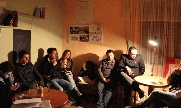 Anëtarë të Organizatës Politike, lexojnë poezi në qendrën sociale Logu i Shkëndijës, Tiranë. Foto: Ivana Dervishi/BIRN.