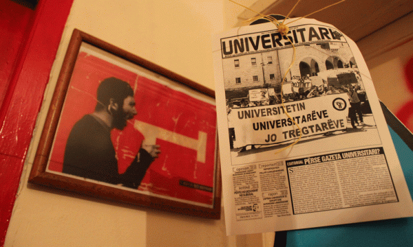 Numri i përdyjavshëm i gazetës Universitari është ekspozuar në ambientet e qendrës sociale Logu i Shkëndijës, Tiranë. Foto: Ivana Dervishi/BIRN,
