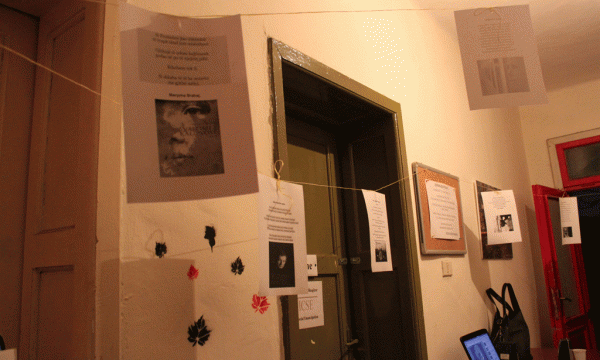Disa poezi të poetëve të ndryshme qëndrojnë të varura në korridorin e Logut të Shkëndijës. Foto: Ivana Dervishi/BIRN.