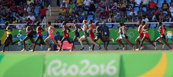 Atletët konkurrojnë në garën 5000-metra gjatë lojërave Olimpike verore Rio 2016. 17 gusht 2016. (AP Photo/Lee Jin-man)