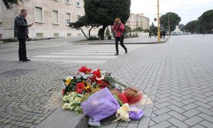 Buqeta me lule te vendosura ne trotuar nga familjare te viktimave te 21 janarit, gjate nje manifestimi homazh te organizuar nga qeveria ne Bulevardin Deshmoret e Kombit, ne nderim te kater viktimave qe humben jeten 4 vjet me pare | Foto nga : Gent Shkullaku/LSA