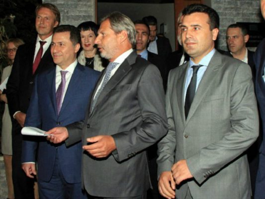 Liderët e partive kryesore maqedonase dhe ndërmjetësi i BE-së gjatë bisedimeve të verës 2015. Foto: MIA