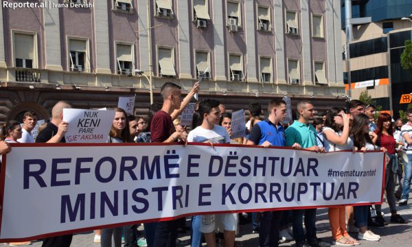Maturantët protestojnë përpara kryeministrisë, kërkojnë rikthimin e sistemit të vjetër meritë-preferencë. 13 shtator 2016. Foto: Ivana Dervishi/BIRN