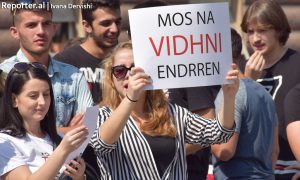 Maturantët protestojnë përpara kryeministrisë, kërkojnë rikthimin e sistemit të vjetër meritë-preferencë. 13 shtator 2016. Foto: Ivana Dervishi/BIRN
