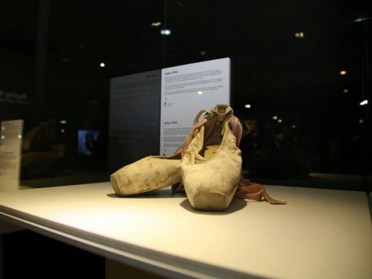 Këpucët e baletit të Melës në Muzeun e Fëmijërisë së luftës. Foto: Facebook.