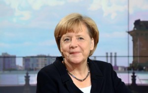 Kancelarja e Gjermanisë Angela Merkel i përgjigjet pyetjeve gjatë një interviste me kanalin televiziv gjerman ARD në Berlin më 25 gusht 2014. (AP Photo/dpa, Stephanie Pilick)