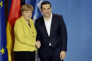 Kancelarja gjermane Angela Merkel, dhe kryeministri grek Alexis Tsipras, shtrëngojnë duart pas një takimi në Berlin, 23 mars 2014. (AP Photo/Michael Sohn)
