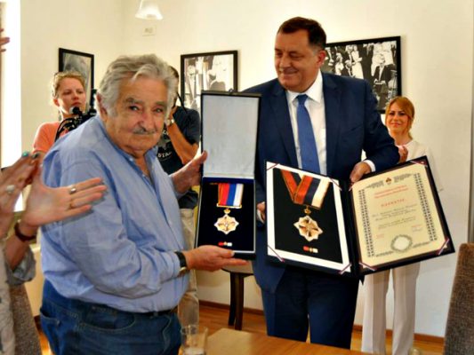 Jose Mujica merr dekoratën nga lideri i Republikës Srbska të hënën. Foto: Facebook