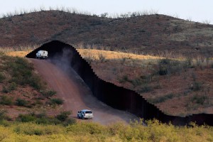 SHBA-Meksikë Një patrullë e rojeve të kufirit të SHBA-ve po ecin gjatë një muri të ndërtuar pranë Nakos, Arizona. Shtetet e Bashkuara kanë shpenzuar miliarda dollarë përgjatë dekadës së fundit për të ngritur një mur përgjatë një të tretës së kufirit të vet jugor me Meksikës në përpjekje për të ndaluar emigrimin e paligjshëm. (AP Photo/Ross D. Franklin, file)
