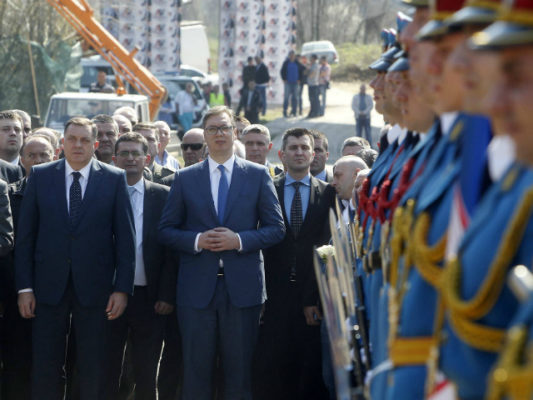  Kryeministri serb Aleksandër Vuçiç në përkujtimoren në Grdelica. Foto: Beta/Sasa Djordjevic.
