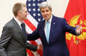 Sekretari Amerikan i Shtetit, John Kerry, djathtas, takon ministrin e jashtëm malazez Igor Luksic në takimin e NATO-s në Bruksel, 2 dhjetor 2015. (Jonathan Ernst / Pool via AP)