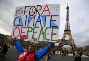 Aktivistë kliamtikë protestojnë afër Kullës Eifel në Paris, 12 dhjetor 2015, gjatë bisedimeve të COP21. Foto: BETA/(AP Photo/Thibault Camus)