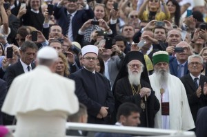 Liderët e besimeve fetare në Shqipëri veshtrojnë Papa Françeskun kur ai arriti për meshën e shenjtë në sheshin Nënë Tereza | Foto nga :AP