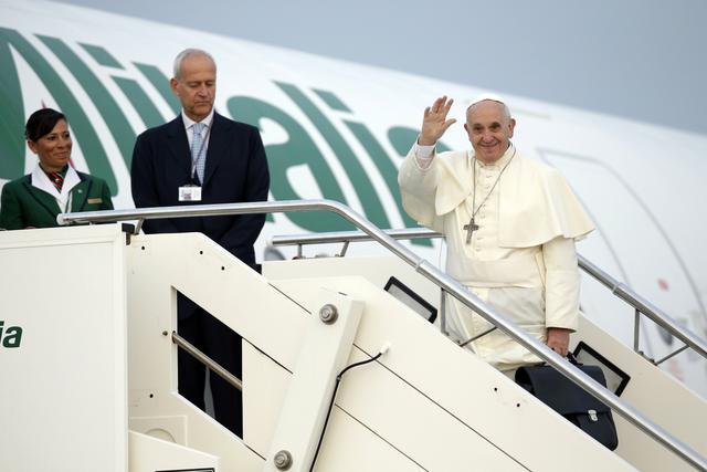 Papa Françesk në momentin që i hip në avionin për të udhëtuar për në Shqipëri në aeroportin e Fiumicino. Foto nga : AP/Andrew Medechini 