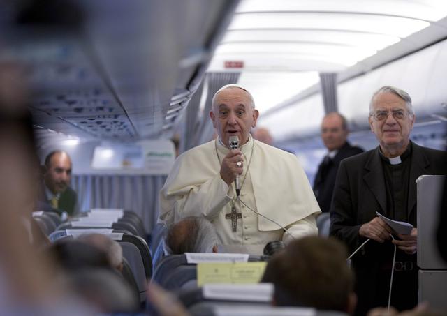 Papa Françesk mban një konferenc për shtyp me gazetarët që e shoqëronin në avionin me të cilin fluturoi në Tiranë