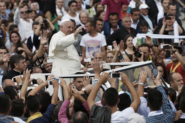 Papa përshëndet pelegrinët në Tiranë | Foto nga: AP /Petros Giannakouris