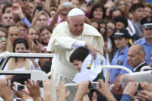 Papa Françesku në Tiranë | Foto nga : AP