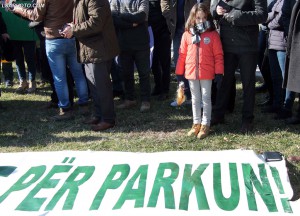 Ambientalistë dhe pjesëtarë të shoqërisë civile gjatë një proteste kundër ndërtimit të një parkingu nëntokësor në parkun Rinia, në Tiranë. Foto: LSA / MALTON DIBRA