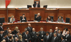 Ish kryeministri Sali Berisha, Kryetari i Kuvendit, Ilir Meta dhe Kryeministri Edi Rama, duke debatuar gjate një seance parlamentare, ku opozita ka bllokuar foltoren duke kërkuar dorëheqjen e Kryetarit të Kuvendit, Ilir Meta, pas akuzave të deputetit Tom Doshi. Foto: LSA / GENT SHKULLAKU