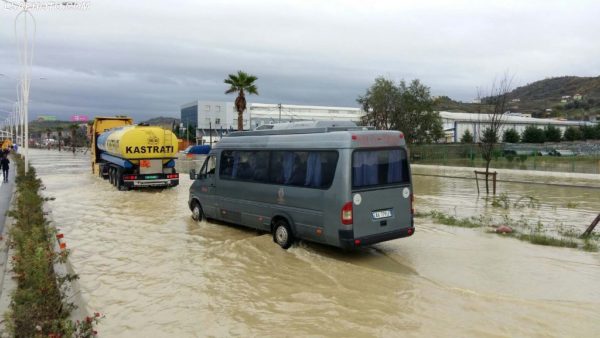 Përmbytje në autostradën Tiranë-Durrës | Foto nga : LSA