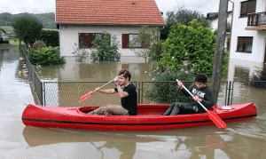 Përmbytjet në Ballkan këtë maj qenë katastrofike. (AP Photo/Kristina Stedul Fabac)