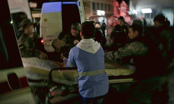 Një polic i plagosur po transportohet nga kolegët e tij në Kumanovë më 9 maj 2015. (AP Photo/Visar Kryeziu)