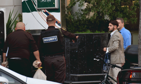 Roje sigurie fizike në Tiranë gjatë procesit të transferimit të vlerave monetare nga një bankë | Foto nga: Ivana Dervishi