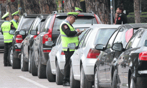 Policia rrugore duke vendosur gjoba në makina të parkuara në Tiranë | Foto: Franc Zhurda/LSA