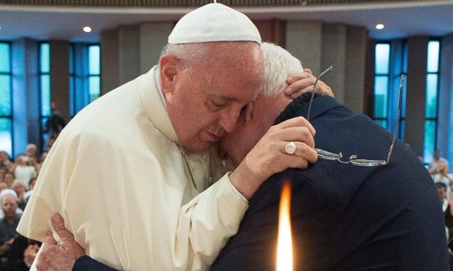 Papa Françesk përqafon Dom Ernest Troshanin në Katedralen e Shën Palit në Tiranë | Foto nga : AP/L'Osservatore Romano